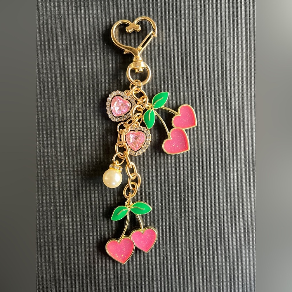 🩷🍒NWT HEART SHAPED CHERRY CHARM HANGBAG ACCESSORY/KEYCHAIN🍒🩷 - Picture 2 of 3